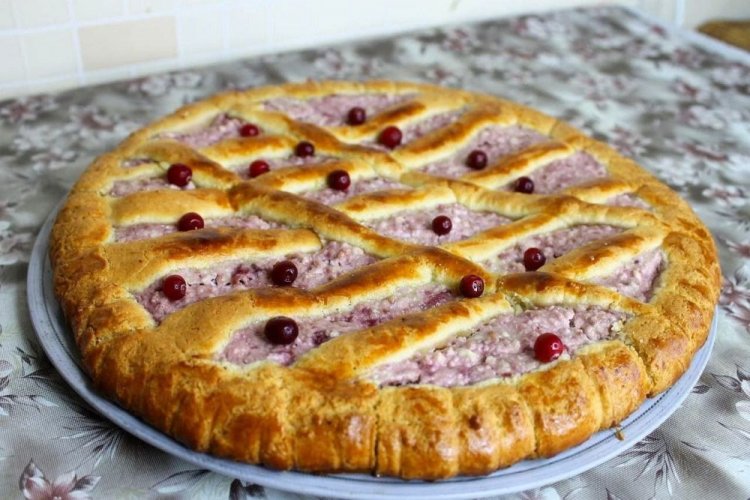 Pastel de levadura con requesón y arándano rojo