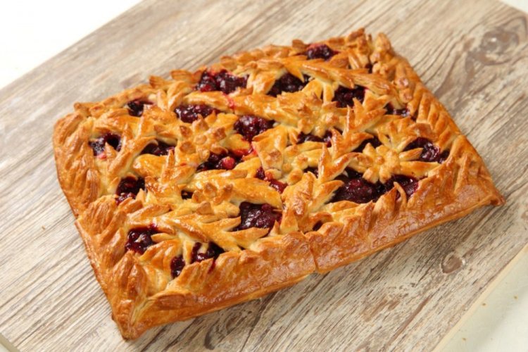 Pastel de levadura con arándano rojo y pera