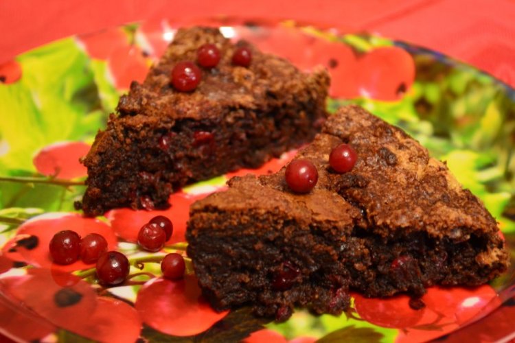 Pastel de chocolate con arándano rojo