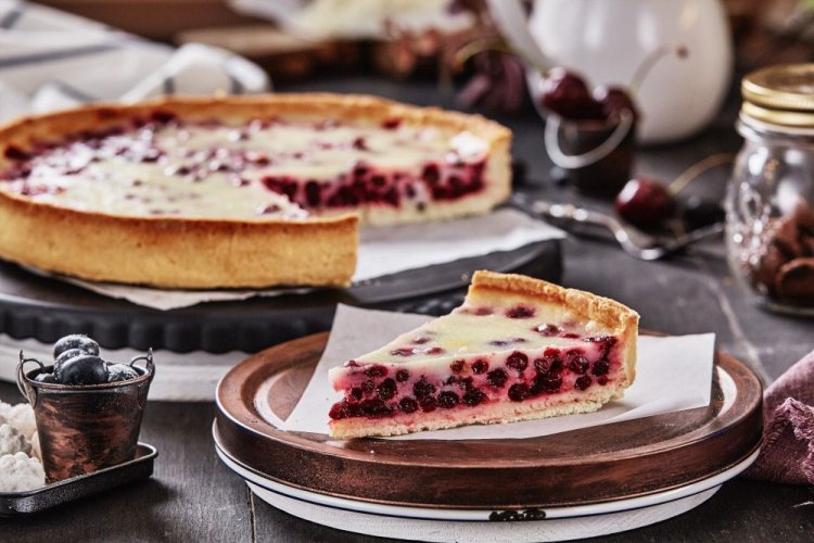 Pastel de masa quebrada con arándano rojo y cobertura de crema agria