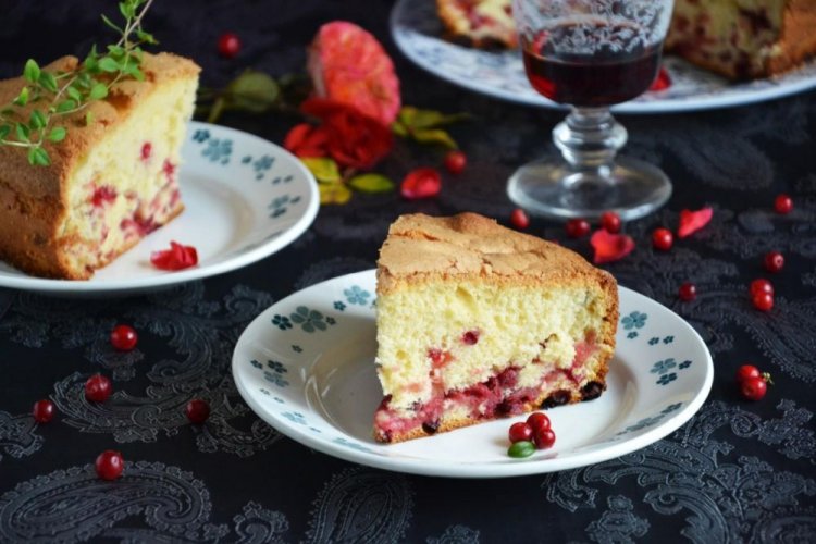 Pastel de vainilla con arándano rojo, huevos y crema