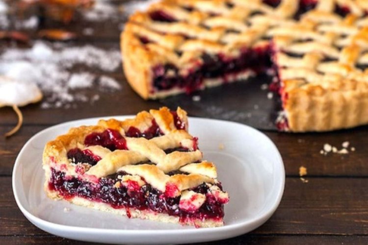 Pastel de masa quebrada con arándano rojo