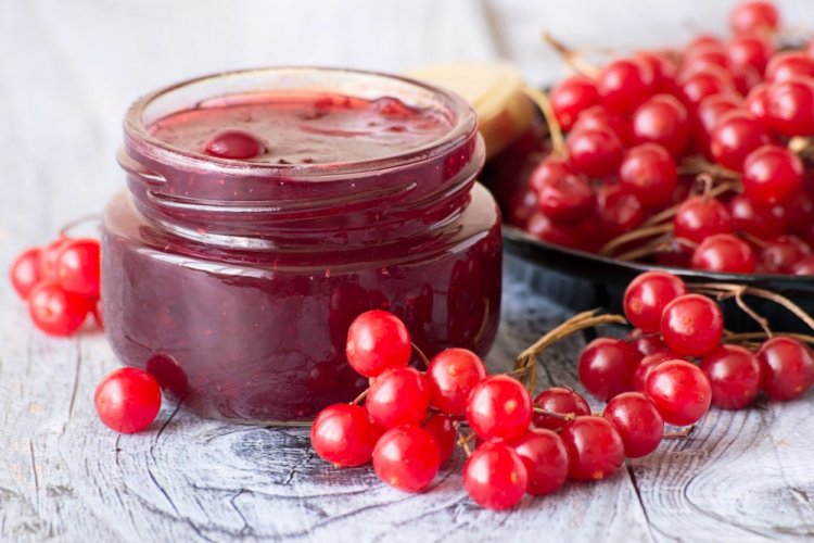 Schneeball-Marmelade durch den Fleischwolf