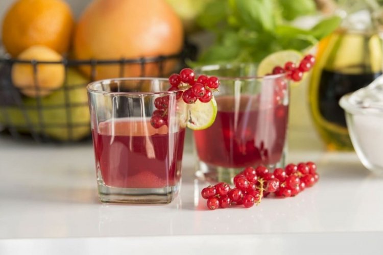 Compota de verano de grosella roja con naranja