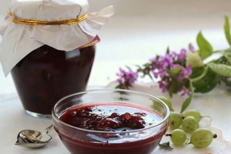 Gooseberry Sauce with Raisins and Wine