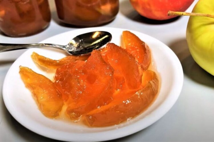 Apfelmarmelade in Scheiben mit Zitronenschale