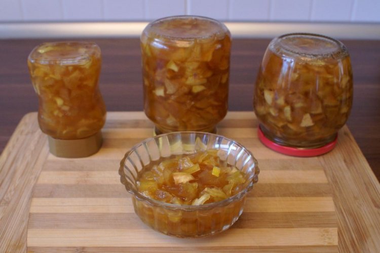 Apfelmarmelade in Scheiben mit Ingwer