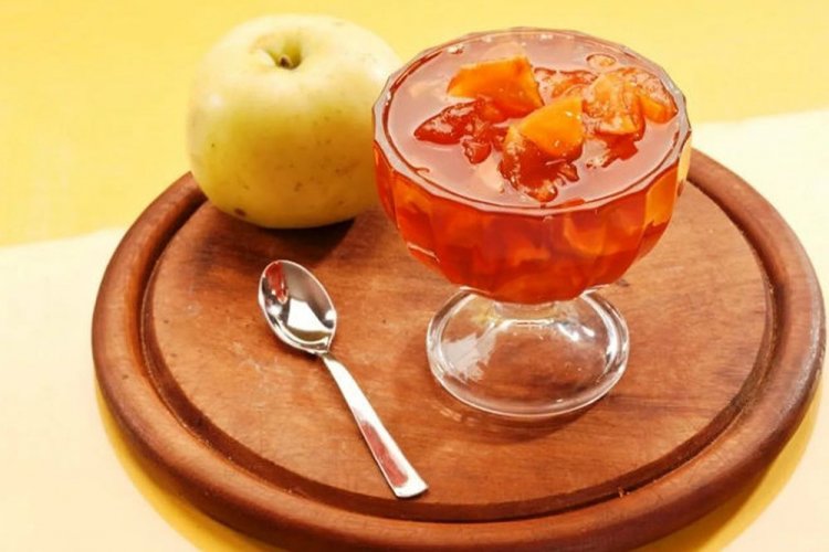 Apfelmarmelade in Scheiben mit Gelatine