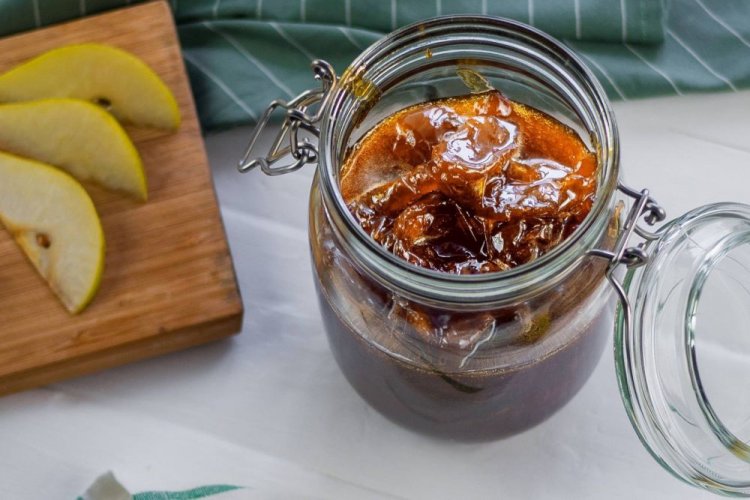 Apfelmarmelade in Scheiben mit Orangensaft