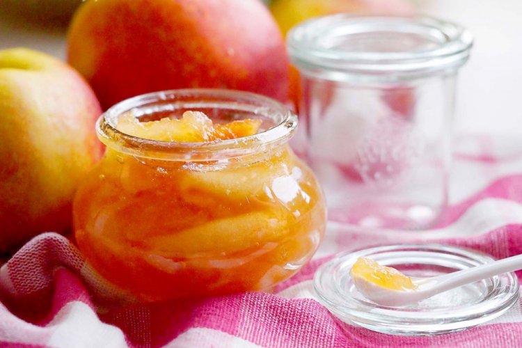 Apfel- und Pfirsichmarmelade in Scheiben