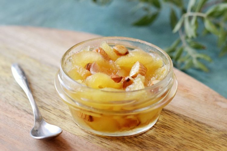 Apfelmarmelade in Scheiben mit Mandeln