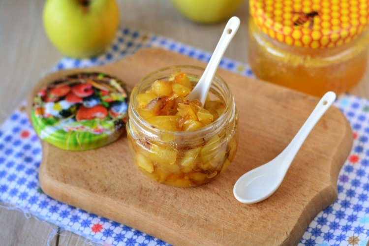 Apfelmarmelade in Scheiben mit Honig