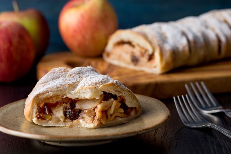 Apple Strudel from Yeast Puff Pastry