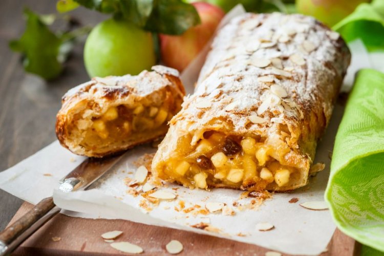 Strudel with Apples, Raisins, and Almond Flakes