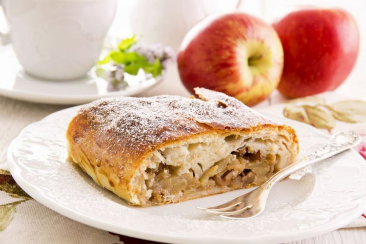 Tender Strudel with Apples from Puff Pastry