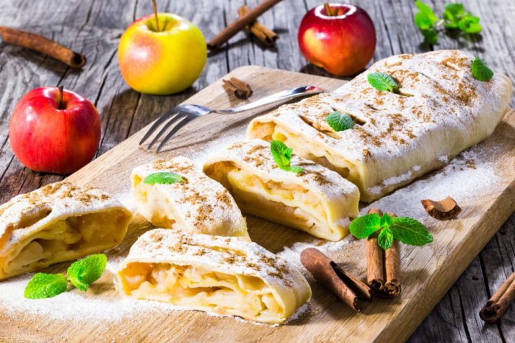 Apple Strudel from Homemade Puff Pastry with Margarine