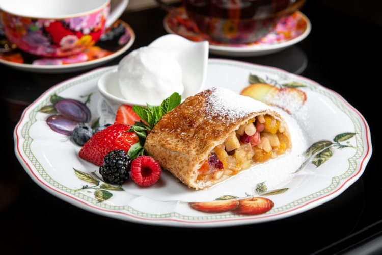 Strudel with Apples and Berries from Puff Pastry