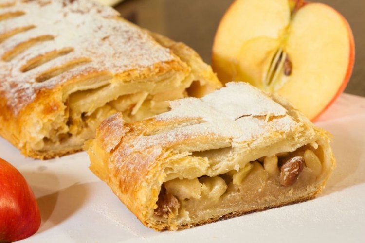 Strudel with Raisins and Apples from Yeast-Free Puff Pastry