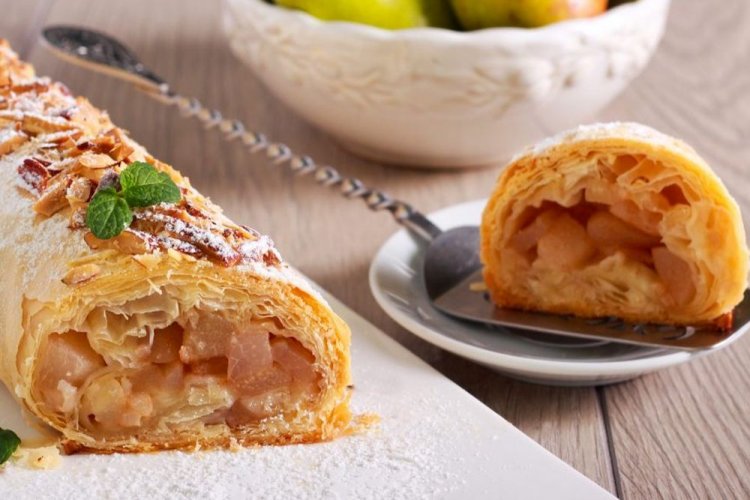 Vanilla Strudel with Apples and Raisins from Puff Pastry