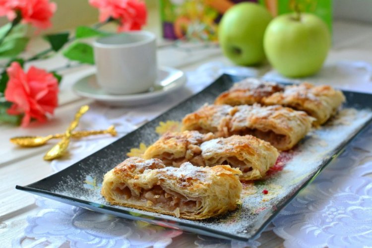 Strudel with Apples and Raspberries from Ready-Made Puff Pastry