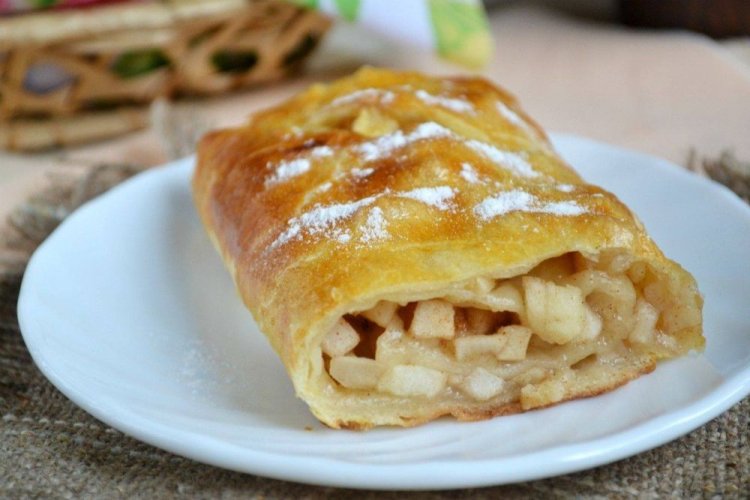 Crispy Apple Strudel from Puff Pastry