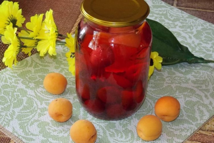 Compota de ciruela pasa y albaricoques para el invierno