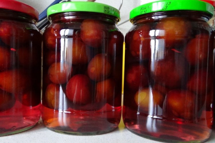 Compota de ciruela pasa para el invierno