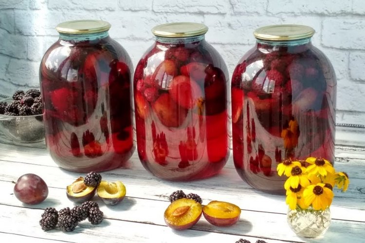Compota de ciruela pasa y moras para el invierno