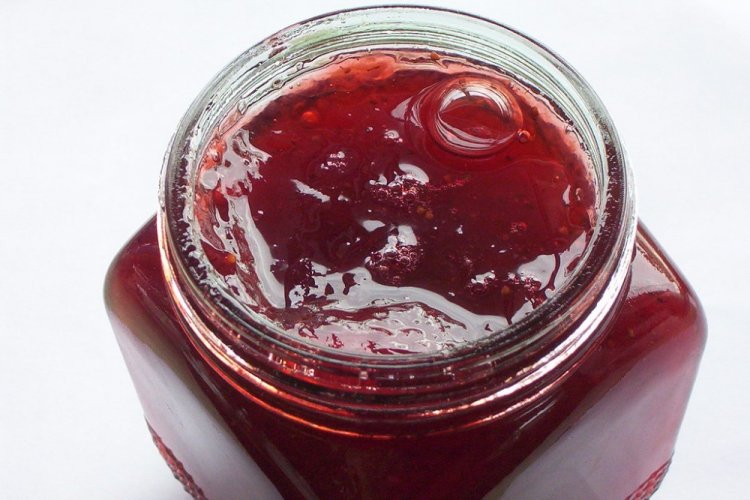 Felsenbirnen-Gelee mit Gelatine für den Winter