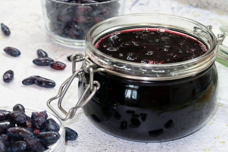 Honeysuckle Jam with Gelling Sugar