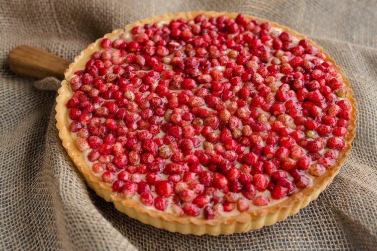 Tarta de fresa silvestre y crema pastelera