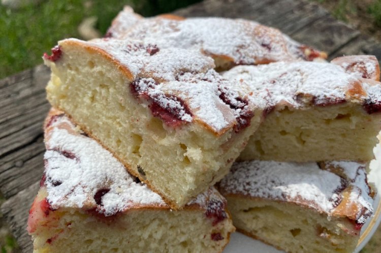 Tarta de fresa silvestre con leche