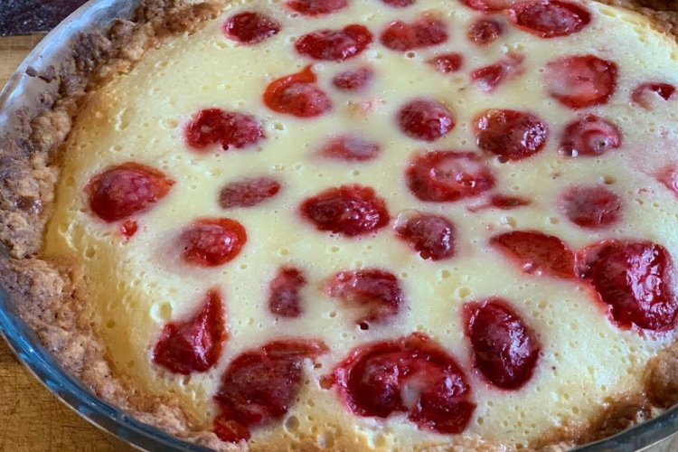 Tarta de fresa silvestre con cobertura de crema agria