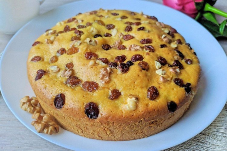 Tarta con fresa silvestre seca y pasas