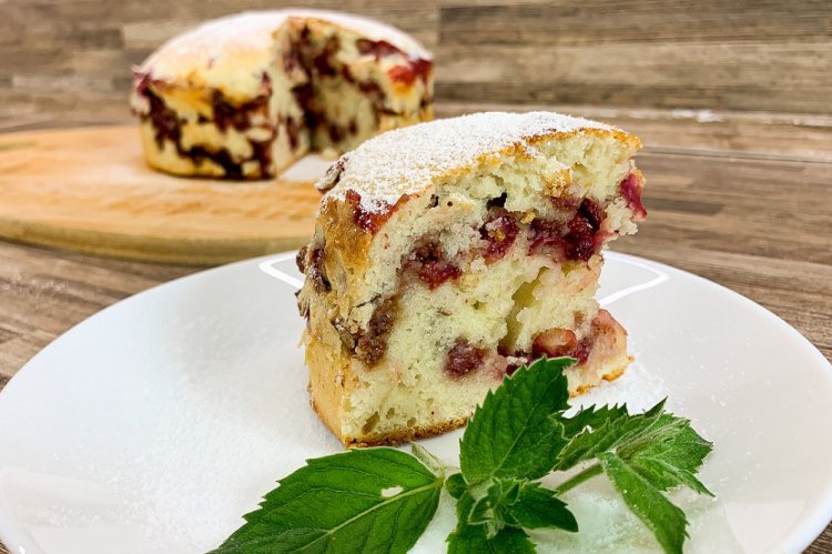 Tarta vertida con fresa silvestre