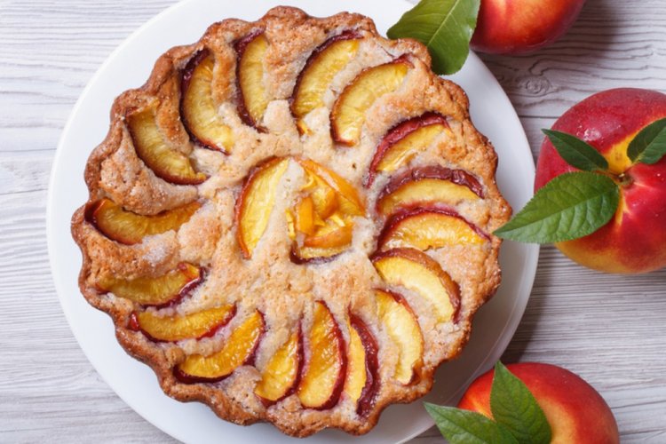 Charlotte con melocotones y manzanas