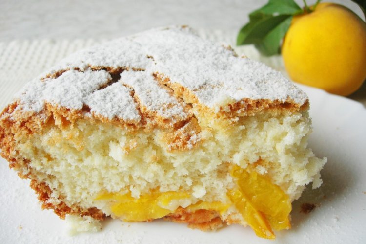 Charlotte con melocotones y leche