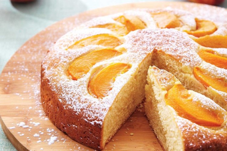 Charlotte con melocotones y crema agria