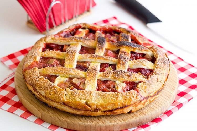 Tarta de ruibarbo con masa de hojaldre lista para usar