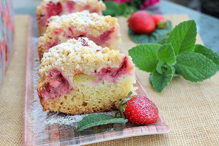 Tarta esponjosa con ruibarbo y fresas