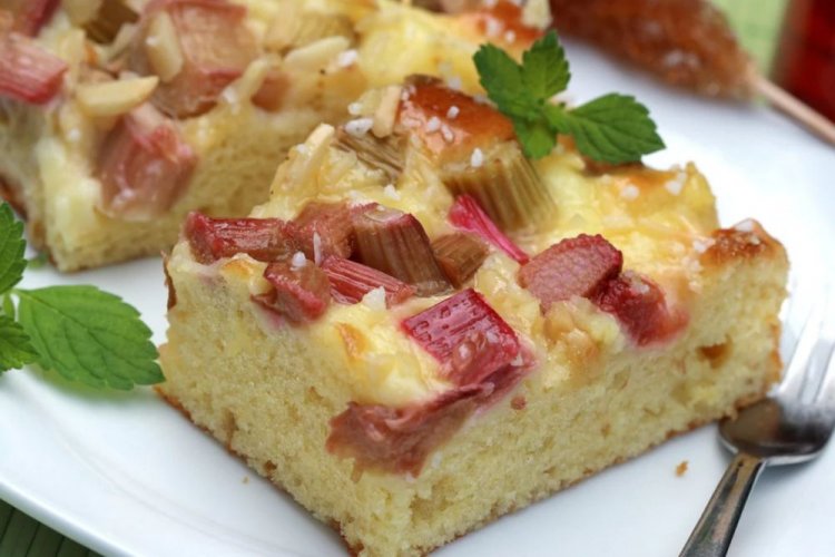 Tarta de levadura con requesón y ruibarbo