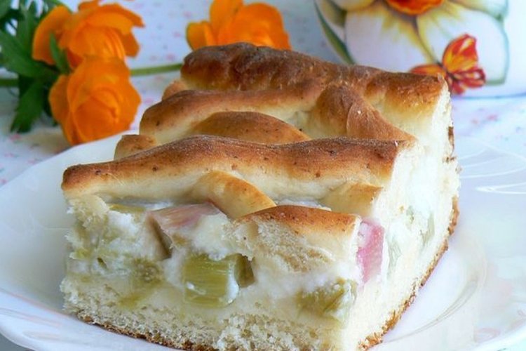 Tarta con capa de requesón y ruibarbo