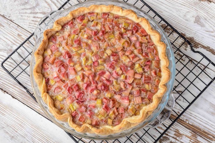 Tarta de masa quebrada con ruibarbo y canela