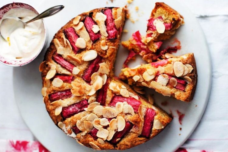 Tarta de harina de trigo sarraceno con ruibarbo y hojuelas de almendra