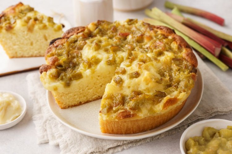 Tarta con crema pastelera y ruibarbo