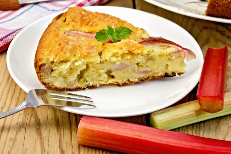 Tarta de ruibarbo con huevos y leche
