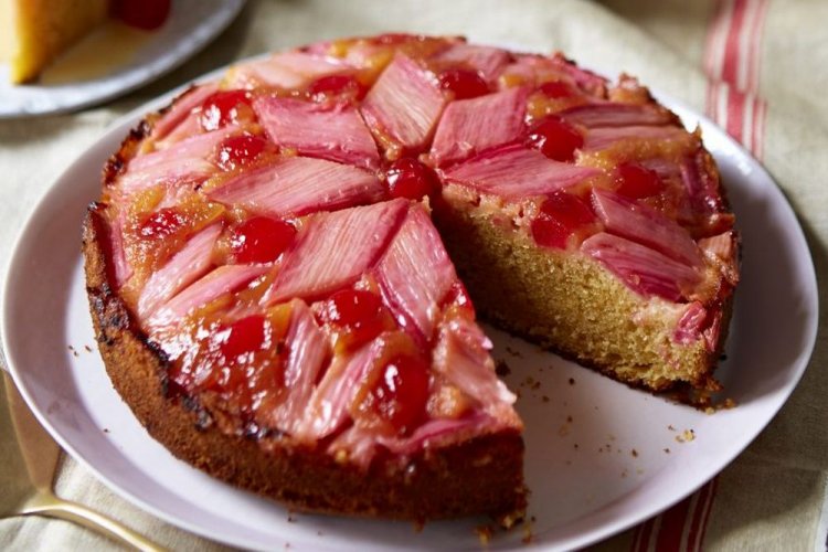 Tarta de ruibarbo y cerezas con leche agria