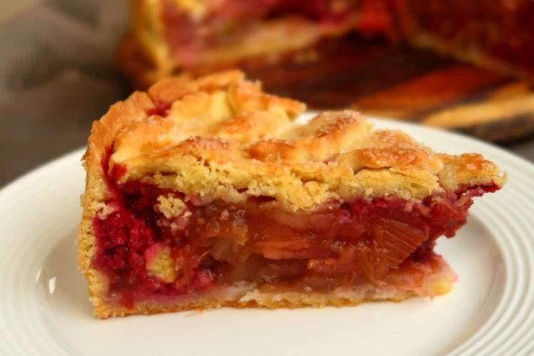 Tarta cerrada de masa quebrada con ruibarbo y manzanas