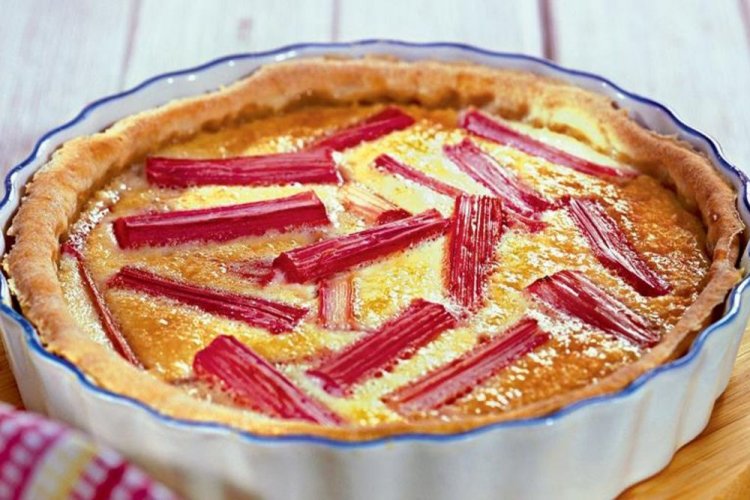 Tarta de masa quebrada con cobertura de crema agria y ruibarbo