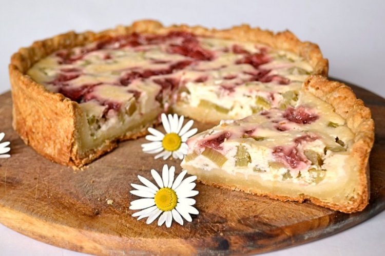 Tarta de masa quebrada con ruibarbo y fresas
